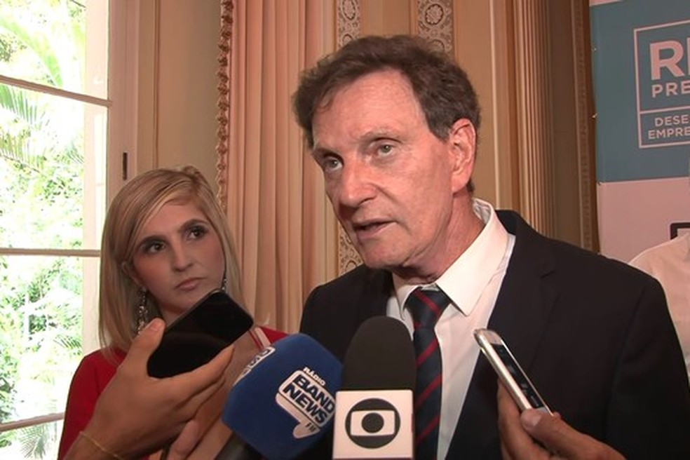 O prefeito do Rio, Marcelo Crivella, ao lado da ex-subsecretária de Comunicação, Inni Vargas (Foto: Reprodução/ TV Globo)