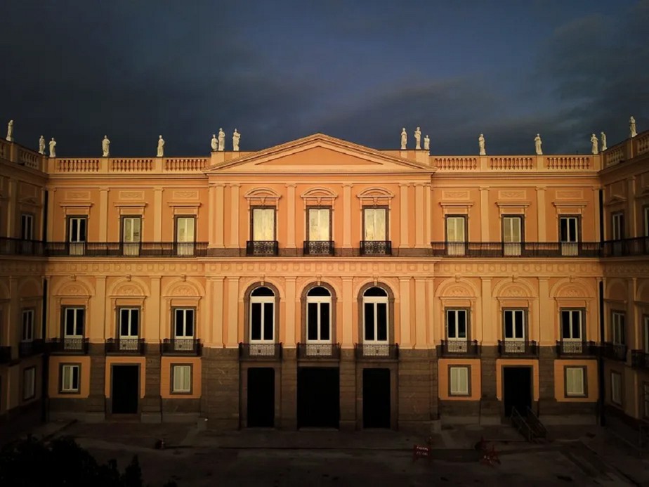 Museu Nacional apresenta fachada principal restaurada após incêndio há 4 anos