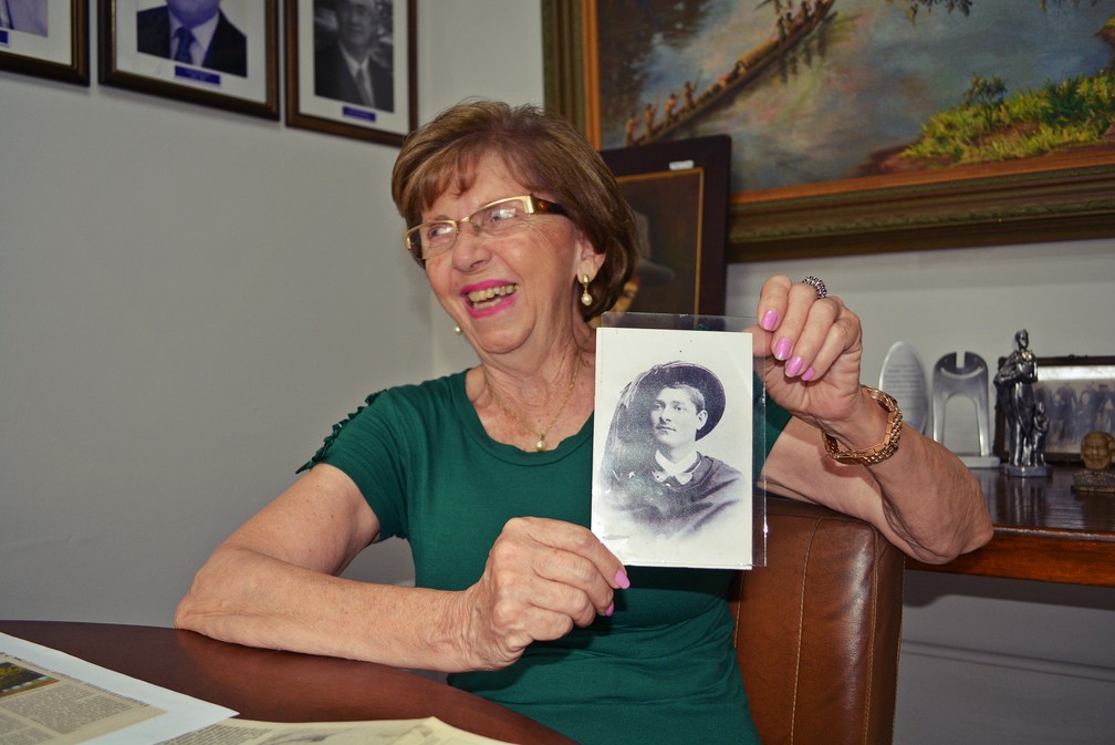 Valdiza com a foto do avÃ´, Antonio CaprÃ¢nico, que plantou a Sapucaia de Piracicaba â?? Foto: Samantha Silva/G1