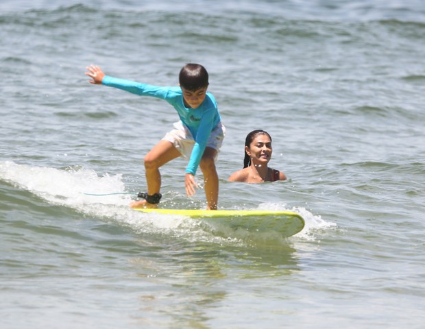 Juliana Paes leva filhos para fazer surfe em praia (Foto: Dilson Silva/Agnews)