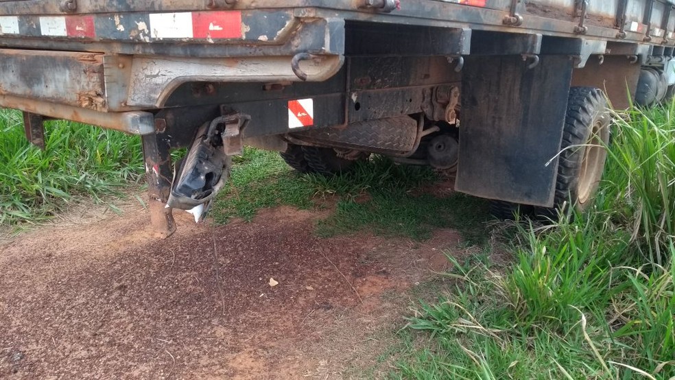 Motociclista não conseguiu desviar a bateu em traseira de caminhão (Foto: Divulgação/BPTran-AC)