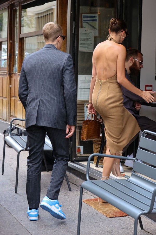 PARIS, FRANCE - JUNE 21: Justin Bieber and Hailey Bieber are seen arriving at a restaurant on June 21, 2021 in Paris, France. (Photo by Pierre Suu/GC Images) (Foto: GC Images)