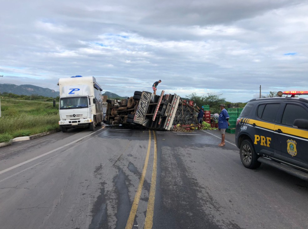 Agentes da PRF-CE estão no local e orientam o trânsito no trecho da BR-222. — Foto: PRF-CE/Divulgação