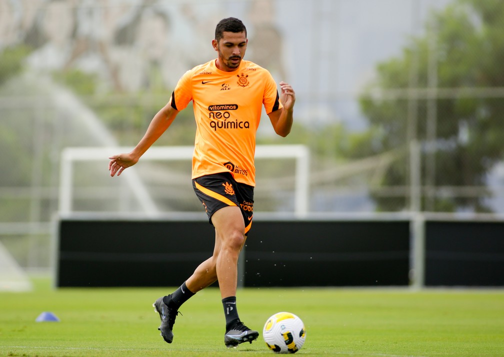 Com problemas na vida particular, Bruno Melo busca mais chances com Vitor Pereira