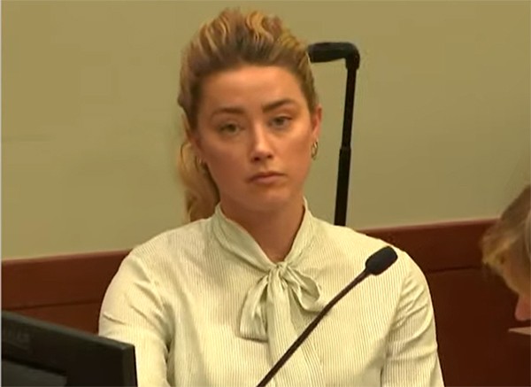 Amber Heard durante o julgamento do  processo de difamação de Johnny Depp contra ela em 19 de abril de 2022 (Foto: reprodução)