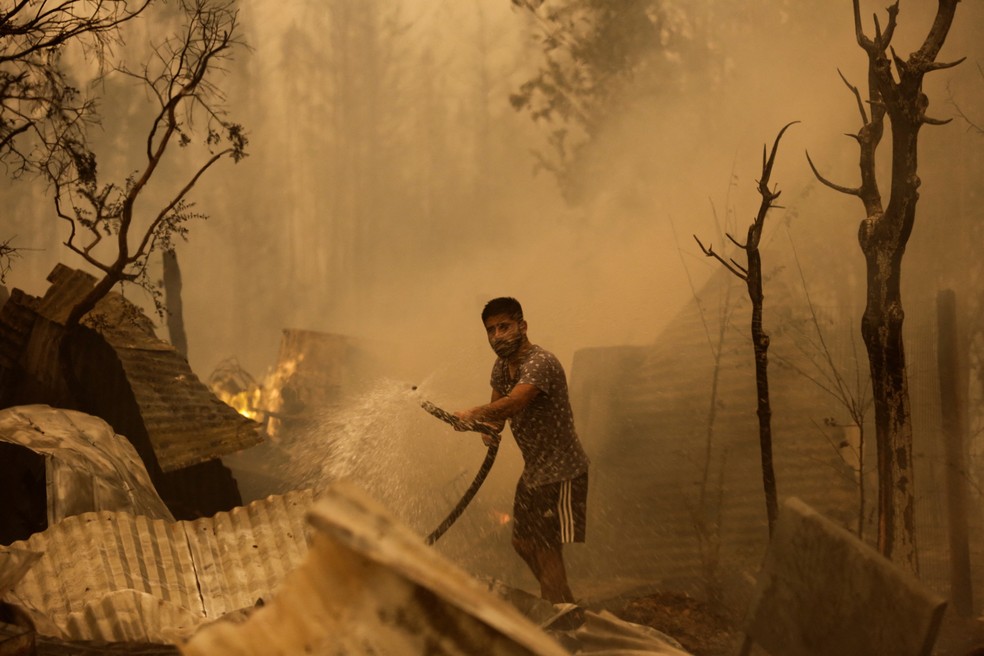 Incêndio no Chile — Foto: REUTERS/Juan Gonzalez