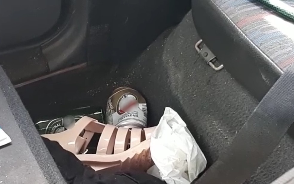 Garrafas de bebida alcóolica estavam dentro do carro da mulher, em Goiânia, Goiás — Foto: Divulgação/Polícia Civil