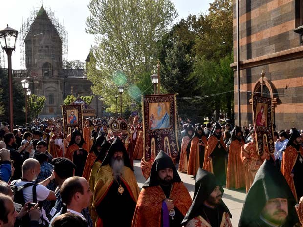 Público assiste à cerimônia de canonização das vítimas dos massacres nesta quinta-feira (23) em Erevan (Foto: AFP PHOTO / KIRILL KUDRYAVTSEV)