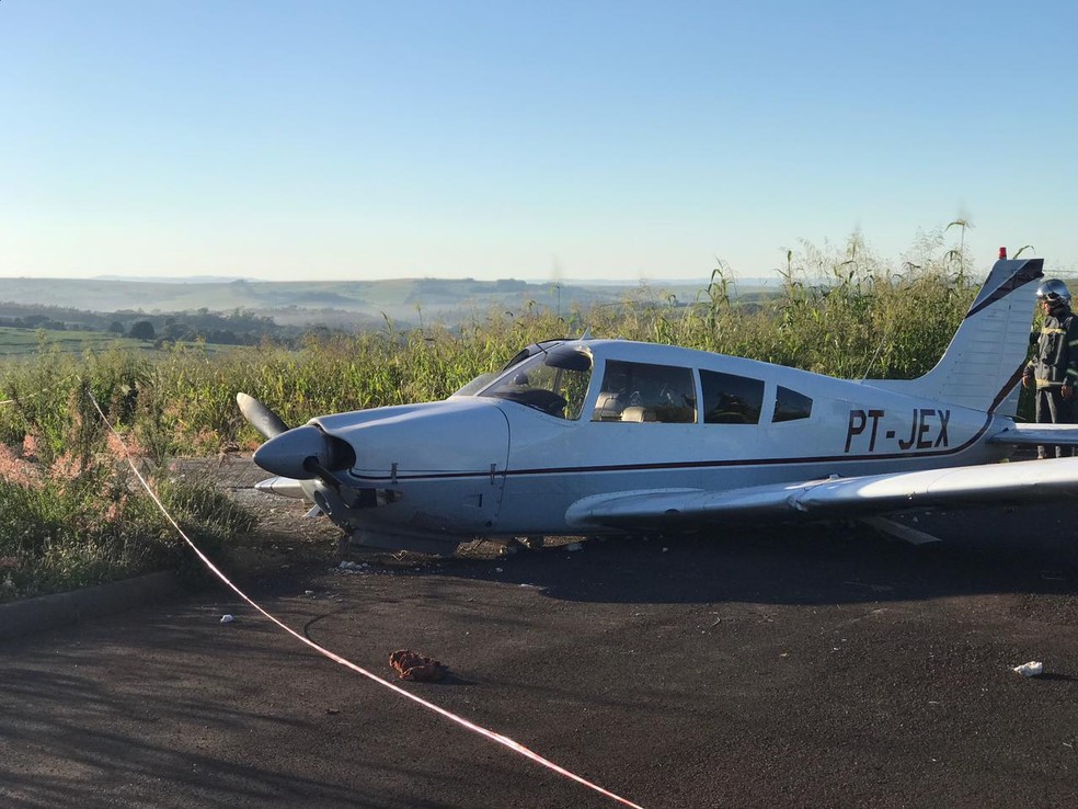 Aeronave de pequeno porte fez um pouso forçado em uma área rural de Maringá  — Foto: Divulgação/Bombeiros 