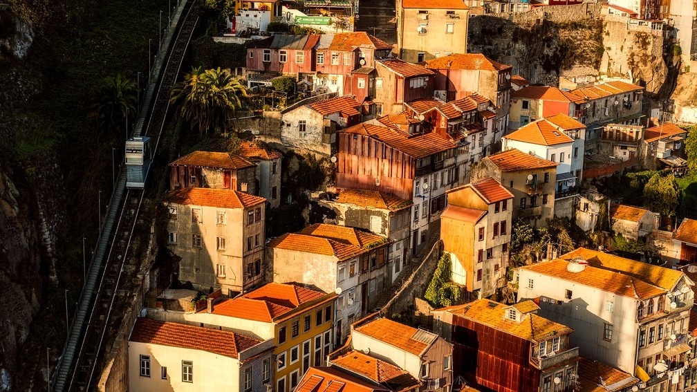 Porto, em Portugal, é uma cidade de muitas colunas e ruas de pedra — Foto: Pixabay