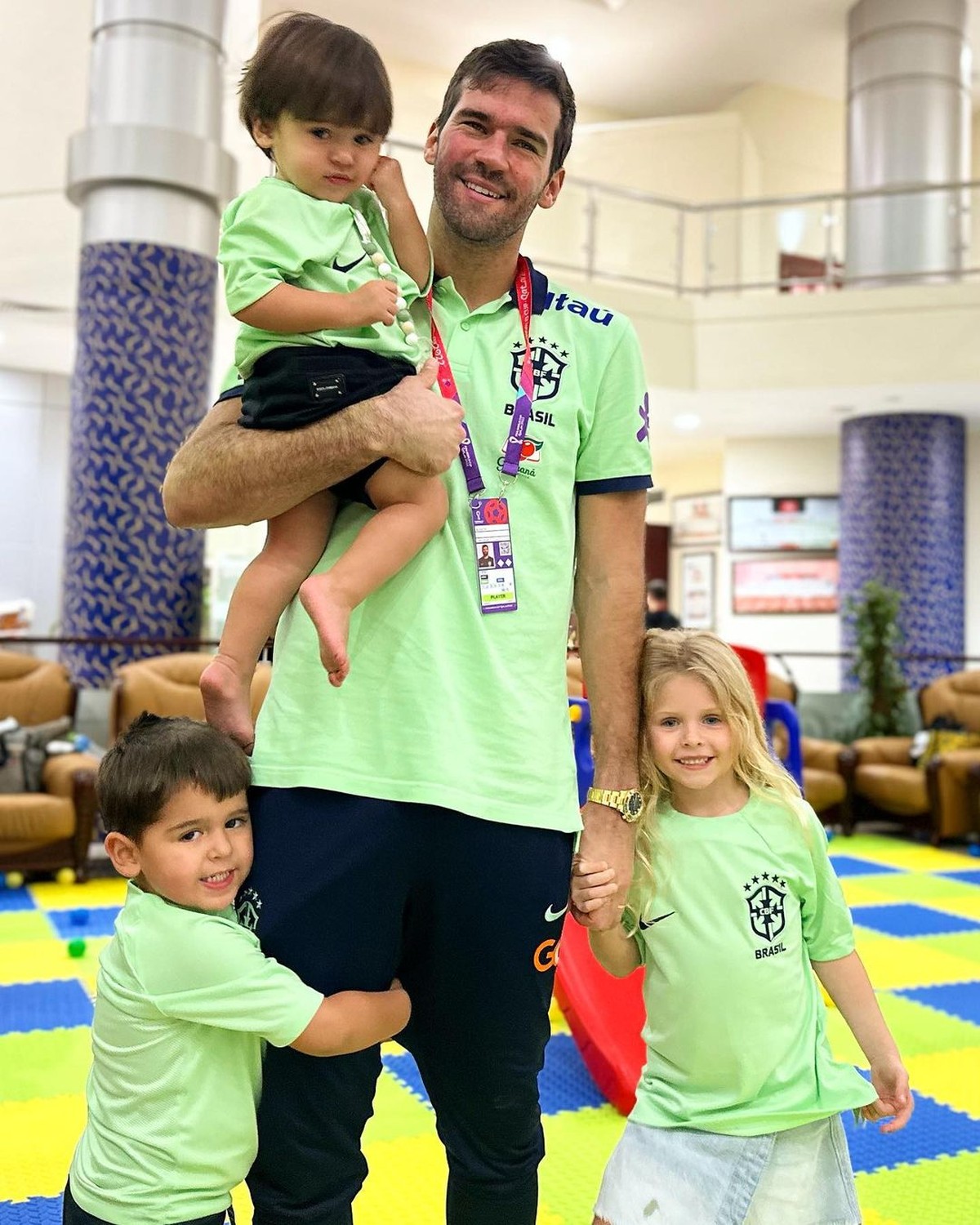 No Catar, Natália Becker posta foto de Alisson com os filhos: 'Nosso  orgulho' | GQ | GQ