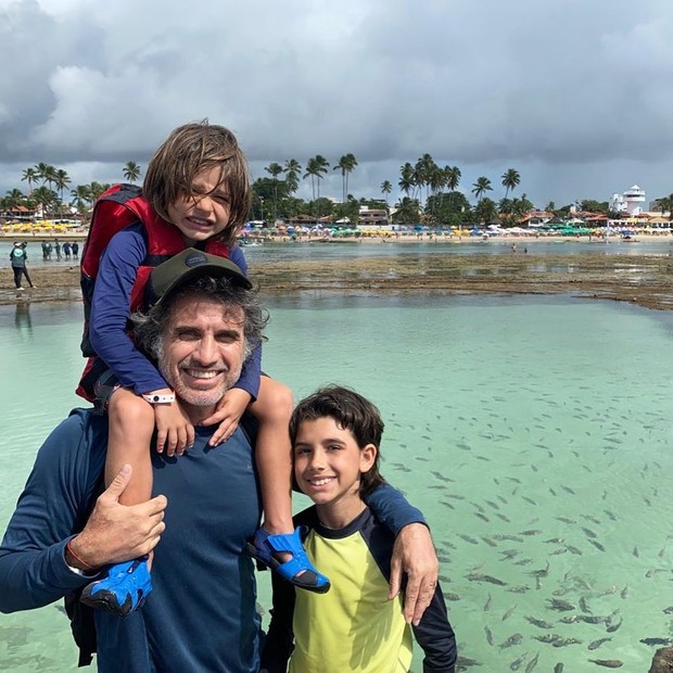 Eriberto Leão com os filhos, Gael e João, em Porto de Galinhas (PE) (Foto: Reprodução/Instagram)