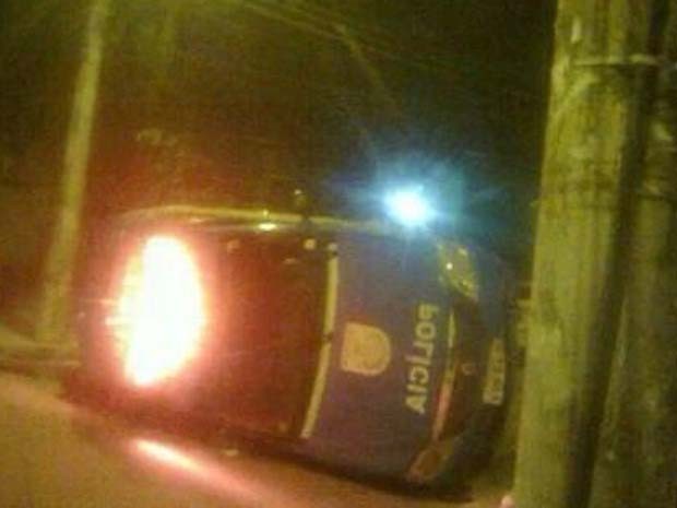 Carro da Polícia Militar é atacada na Vila Cruzeiro (Foto: Reprodução/TV Globo)