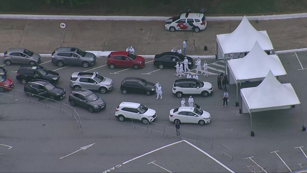 Filas no posto de vacinação em sistema drive-thru no Estádio do Pacaembu  — Foto: Reprodução/TV Globo