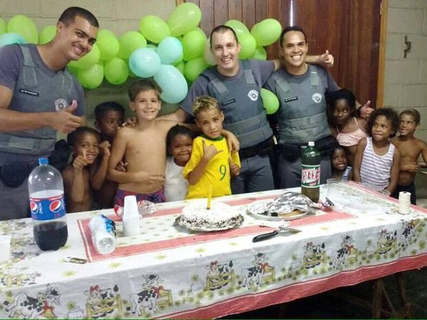 Garoto comemorou aniversário com bolo ao lado de PMs e amigos (Foto: Polícia Militar / Divulgação)