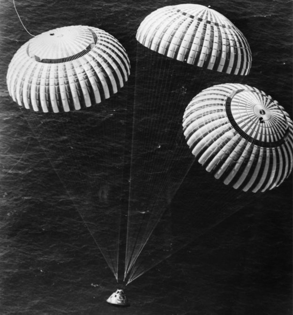 Charles Duke pousou no Oceano Pac&iacute;fico com mais dois colegas ao retornar da miss&atilde;o Apollo 16, em 1972 (Foto: NASA)