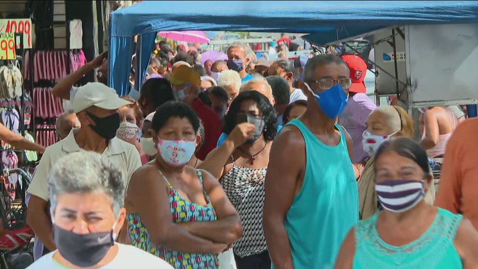 Moradores de Duque de Caxias formam longas filas em busca de vacinação na terça-feira (20) — Foto: Reprodução/ GloboNews