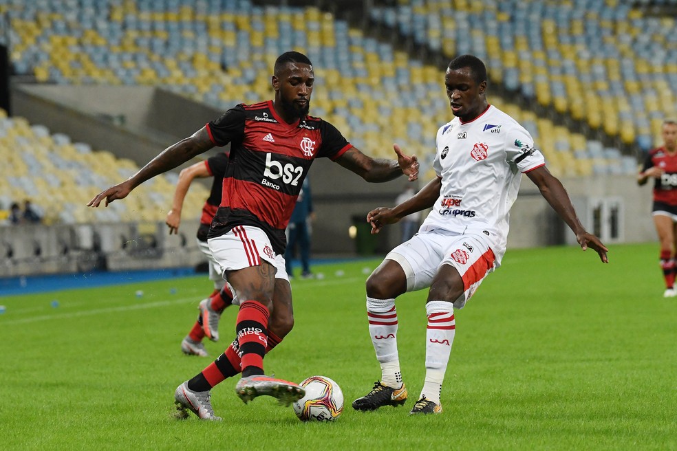 Gerson, do Flamengo, contra o Bangu — Foto: André Durão