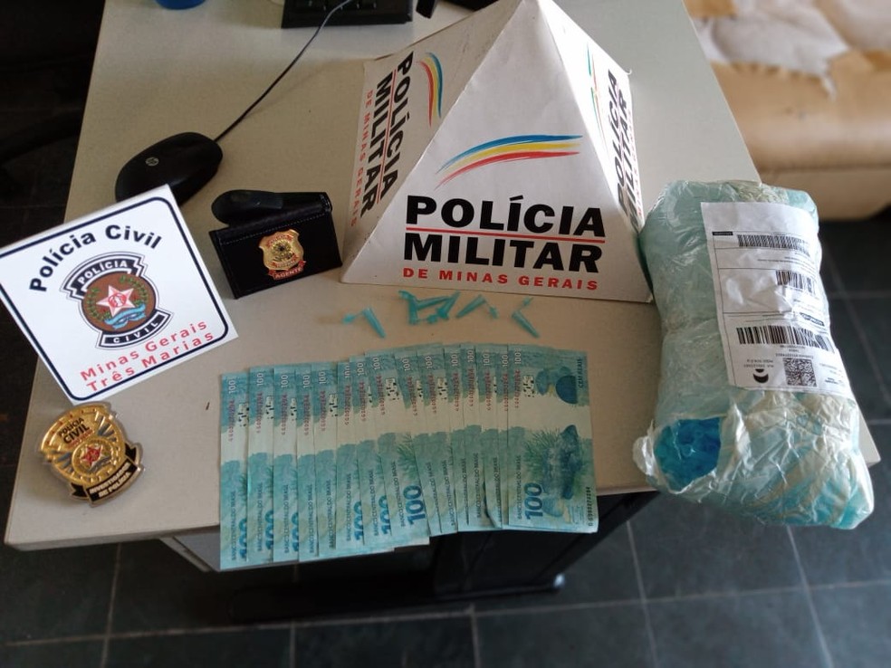 Dinheiro e pinos apreendidos pela PF — Foto: Polícia Federal / Divulgação