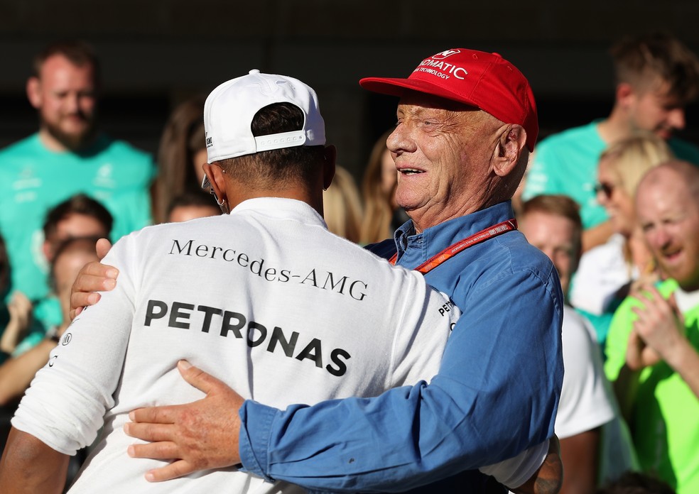 Niki Lauda abraçando Lewis Hamilton após mais uma vitória — Foto: Getty Images