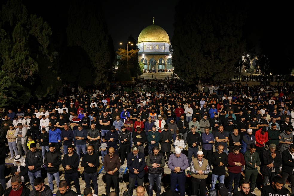 Mu&ccedil;ulmanos na mesquita de al-Aqsa, em Jerusal&eacute;m, em 8 de abril de 2023 &mdash; Foto: Ahmad Gharabli /AFP