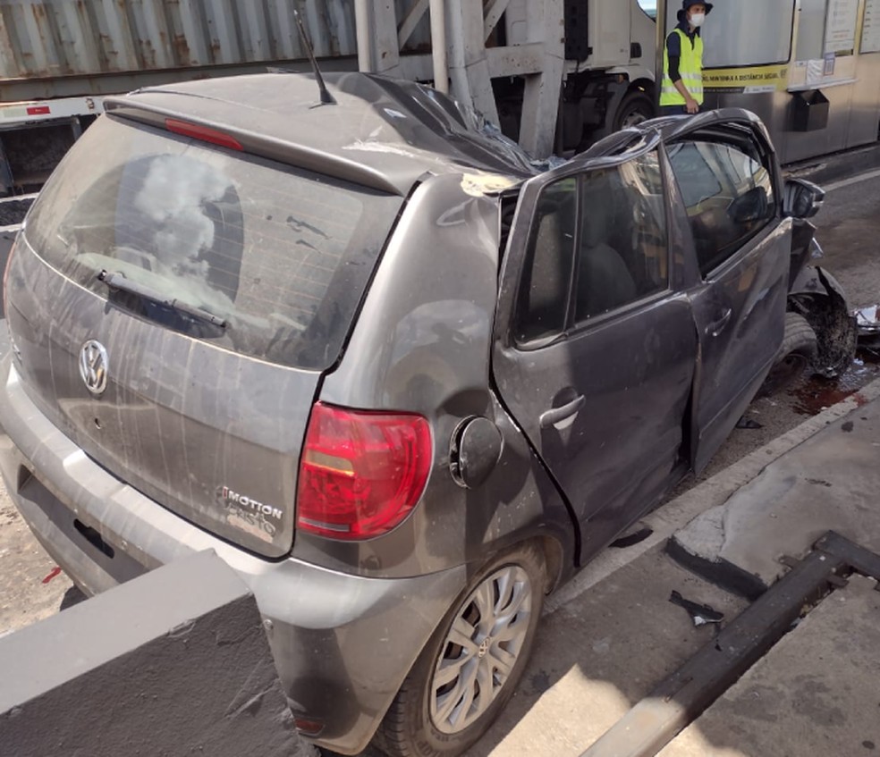 Motorista é preso por falsidade ideológica e receptação após se envolver acidente na BR-324, em Amélia Rodrigues — Foto: Divulgação/PRF