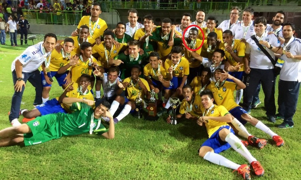Mordendo a medalha, Vinicius comemora o título sub-15: marcou seis gols — Foto: CBF