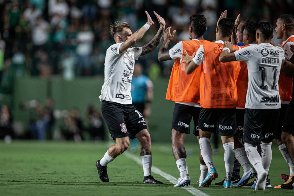 Gol de Róger Guedes foi um dos poucos bons momentos do Corinthians em Goiânia — Foto: Isabela Azine/AGIF