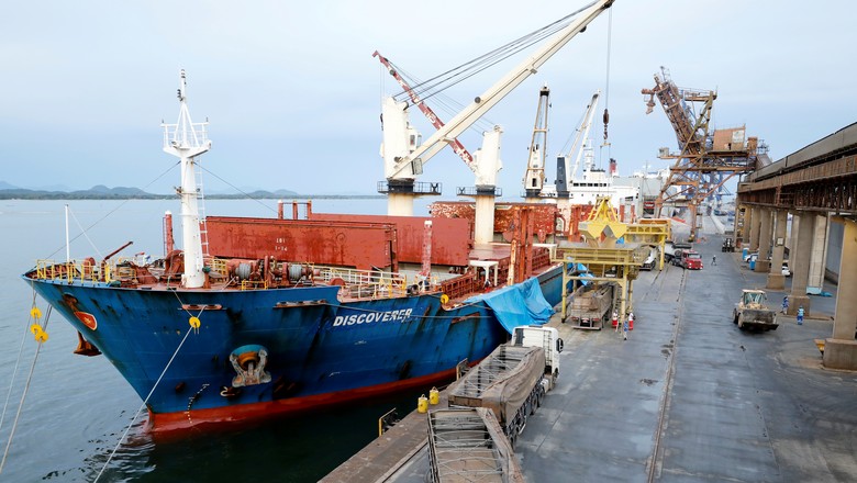 Navio cargueiro descarrega soja no porto de Paranaguá, no Paraná  (Foto: REUTERS/Rodolfo Buhrer)