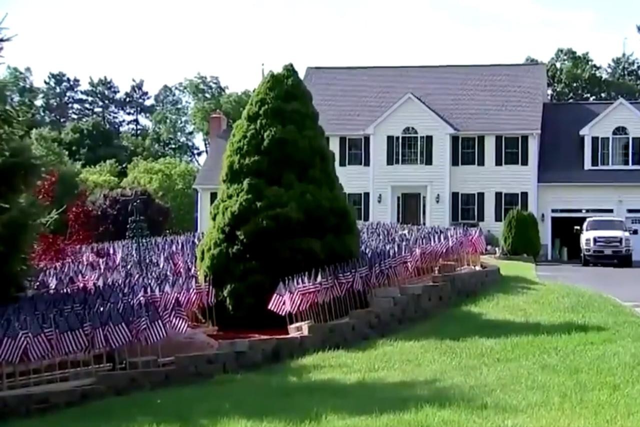  Família de Massachusetts coloca mais de 8.000 bandeiras no gramado em frente sua casa para homenagear as mortes por COVID-19 no estado (Foto: Reprodução/Twitter)