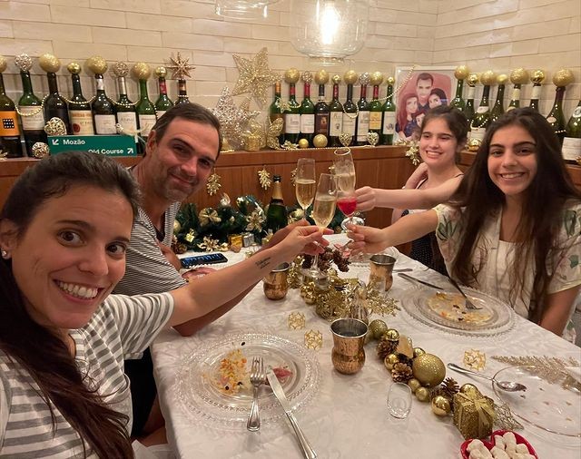 Tadeu Schmidt com Ana Cristina e as filhas Laura e Valentina (Foto: Instagram)