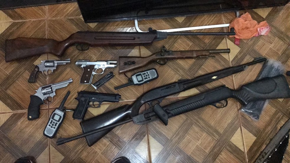 Armas que suspeitos roubaram do juiz e armamento que eles usaram foram apreendidas pela polícia (Foto: Polícia Civil de MT/Assessoria)