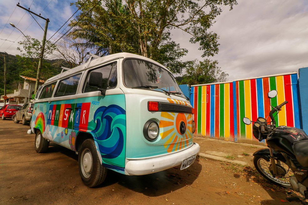 Entidade e kombi chamam atenção no bairro Sesmaria, em Ubatuba (Foto: Danilo Sardinha/GloboEsporte.com)