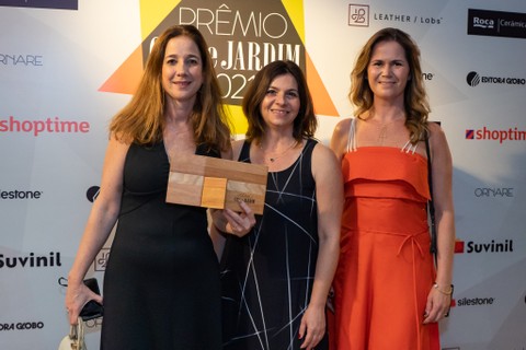 Camila Fix, Flávia Paggoti Silva e Amelia Tarozzo, designers da Plataforma4 que desenharam o troféu desta edição
