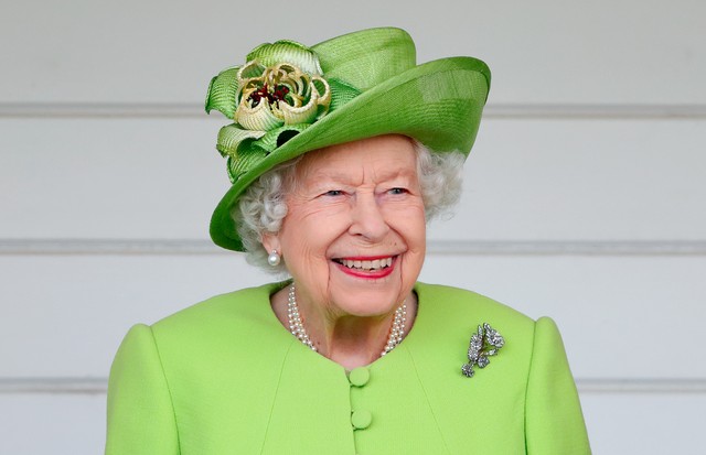EGHAM, UNITED KINGDOM - JULY 11: (EMBARGOED FOR PUBLICATION IN UK NEWSPAPERS UNTIL 24 HOURS AFTER CREATE DATE AND TIME) Queen Elizabeth II (wearing her Vanguard Rose Brooch which she received in 1944 from Messrs John Brown and Co. when she launched HMS Va (Foto: Getty Images)