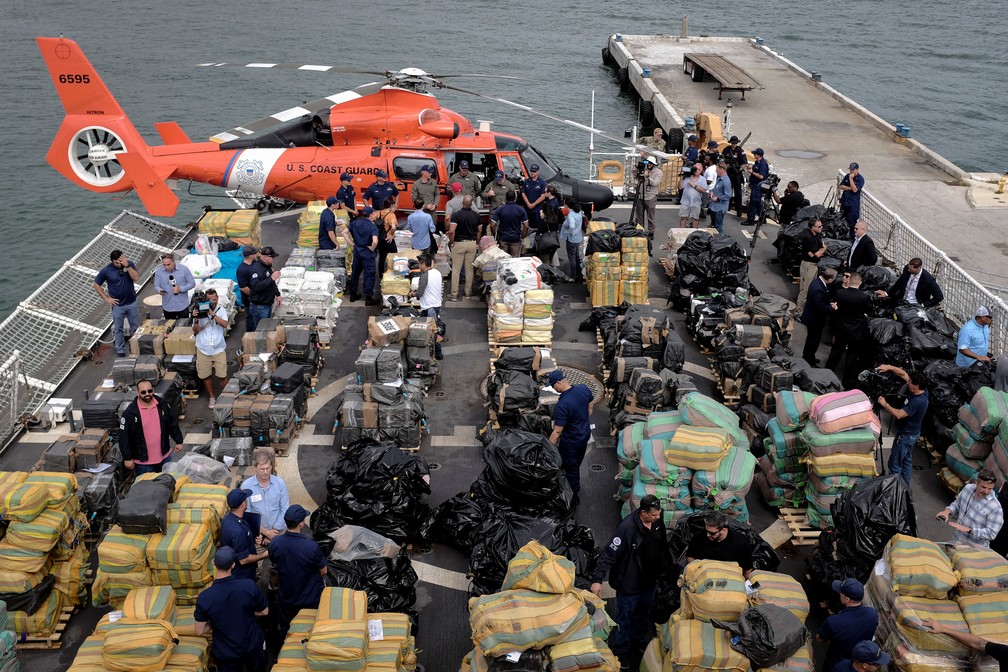 Guarda costeira descarrega mais de 30 toneladas de drogas apreendidas em porto da Flórida — Foto: Marco Bello/Reuters