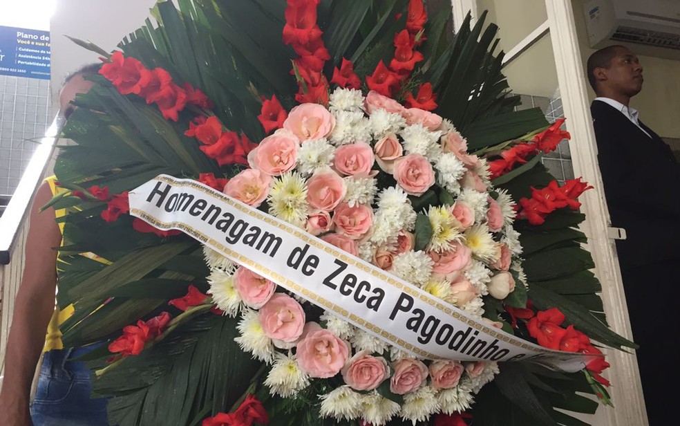 Zeca Pagodinho enviou flores para o velório de Jerry Adriani (Foto: Bruno Albernaz/G1)