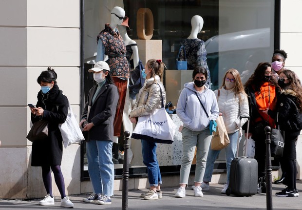 Na França, clientes se antecipam e fazem fila em frente às lojas com o anúncio de novo lockdown no país (Foto: Getty Images)
