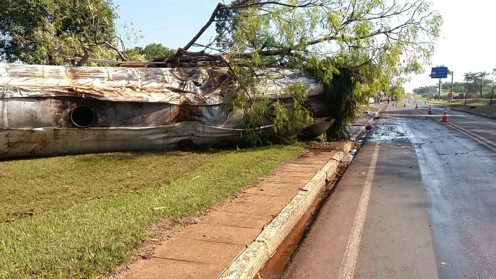 Pista da SP-321 ficou parcialmente interditada para retirada da glicerina que se espalhou no local — Foto: Murilo Ideriha/Arquivo pessoal