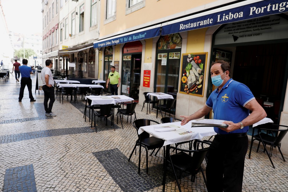 25 de maio de 2020 - Garçom aguarda por clientes em restaurante no centro de Lisboa durante a pandemia do novo coronavírus (COVID-19) em Portugal — Foto: Rafael Marchante/Reuters
