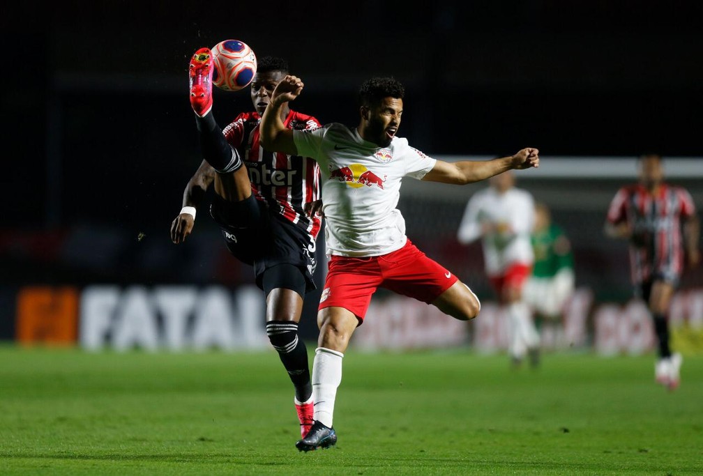Arboleda disputa a bola com Morato em São Paulo x Bragantino — Foto: Ari Ferreira/Red Bull Bragantino