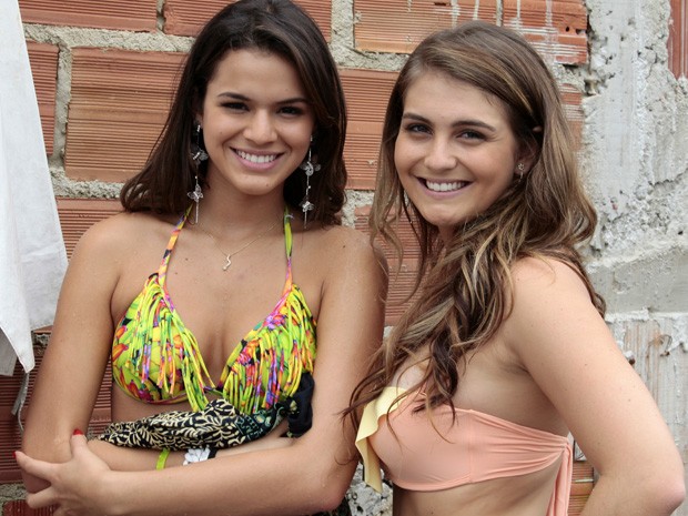 Bruna Marquezine e Aimée Madureira posam para foto nos bastidores de gravação (Foto: Salve Jorge/TV Globo)
