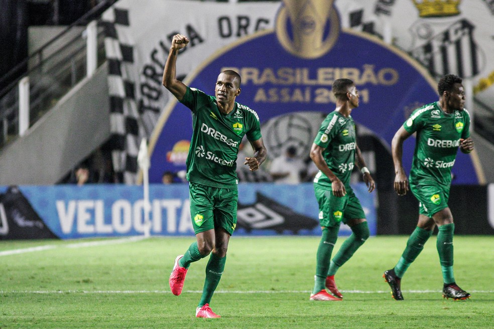 Marllon comemora gol do Cuiabá contra o Santos — Foto: Guilherme Drovas/AGIF