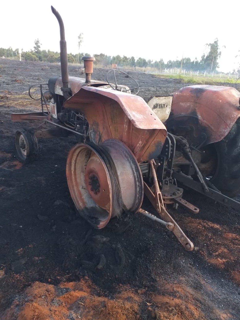 Trator ficou completamente destru&iacute;do ap&oacute;s ser atingido por chamas em Mirassol &mdash; Foto: Eduardo Dur&uacute;/TV TEM 