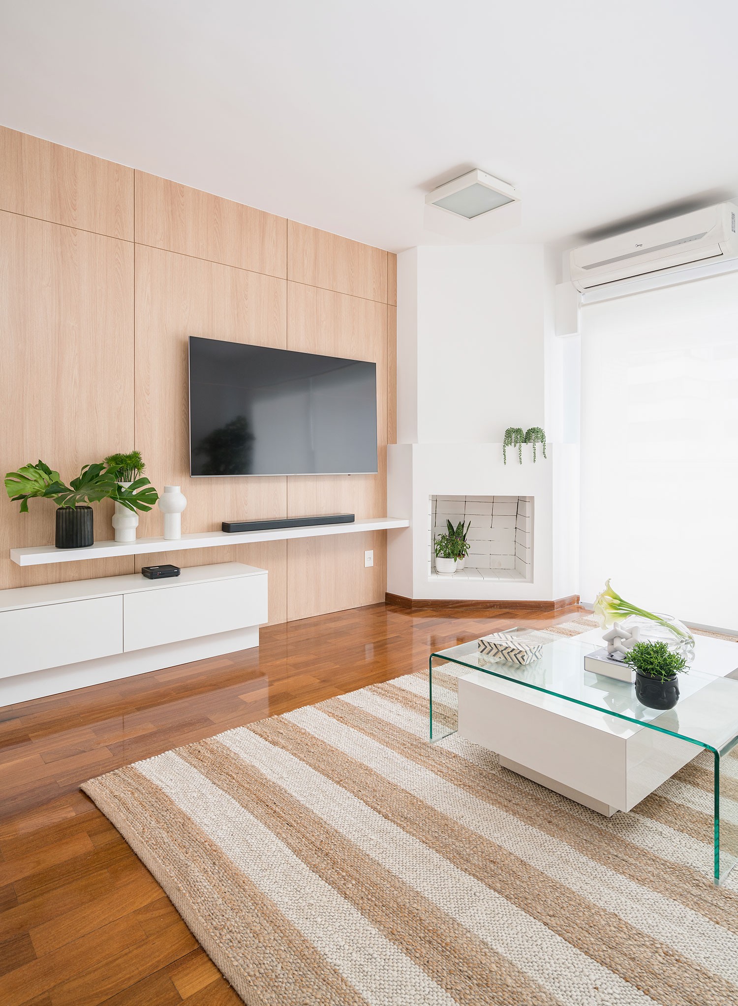 Décor do dia: sala de estar com estilo neutro e paleta de cores sóbrias (Foto: Kadu Lopes)