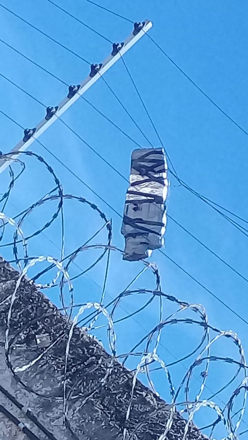 Kit cadeia ficou preso aos fios da cerca elétrica do presídio em Ponta Grossa  — Foto: Depen/Divulgação