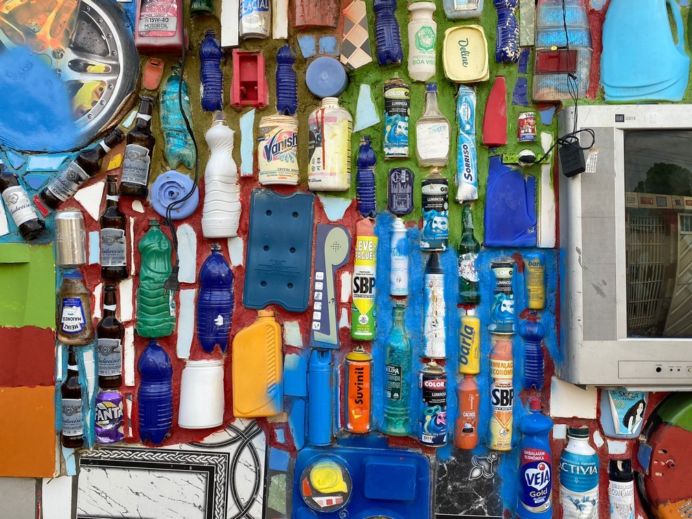 Objetos como latas e garrafas enfeitam casa de João Gomes em Boa Vista — Foto: Caíque Rodrigues/g1 RR