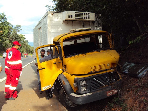 Caminhão bateu em barranco após atingir carro (Foto: Adriano Rabelo/Divulgação)