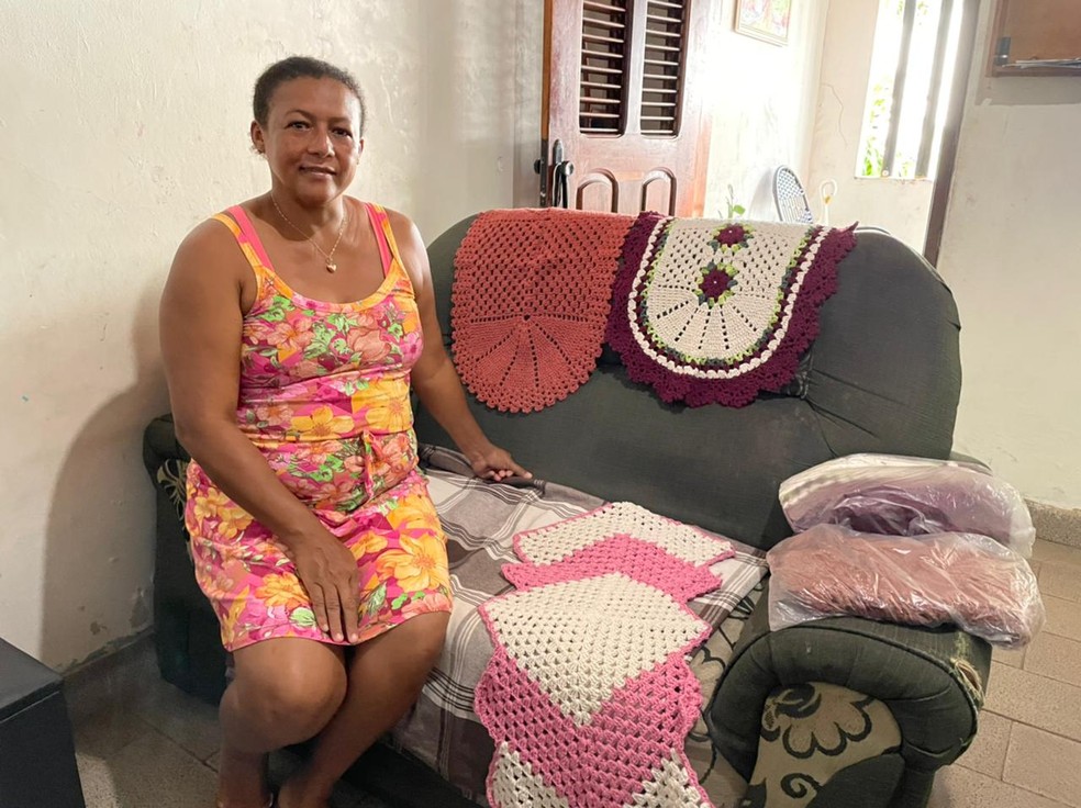 A dona de casa faz peças em croché para complementar a renda da família. — Foto: Rafaelle Fróes/g1 MA