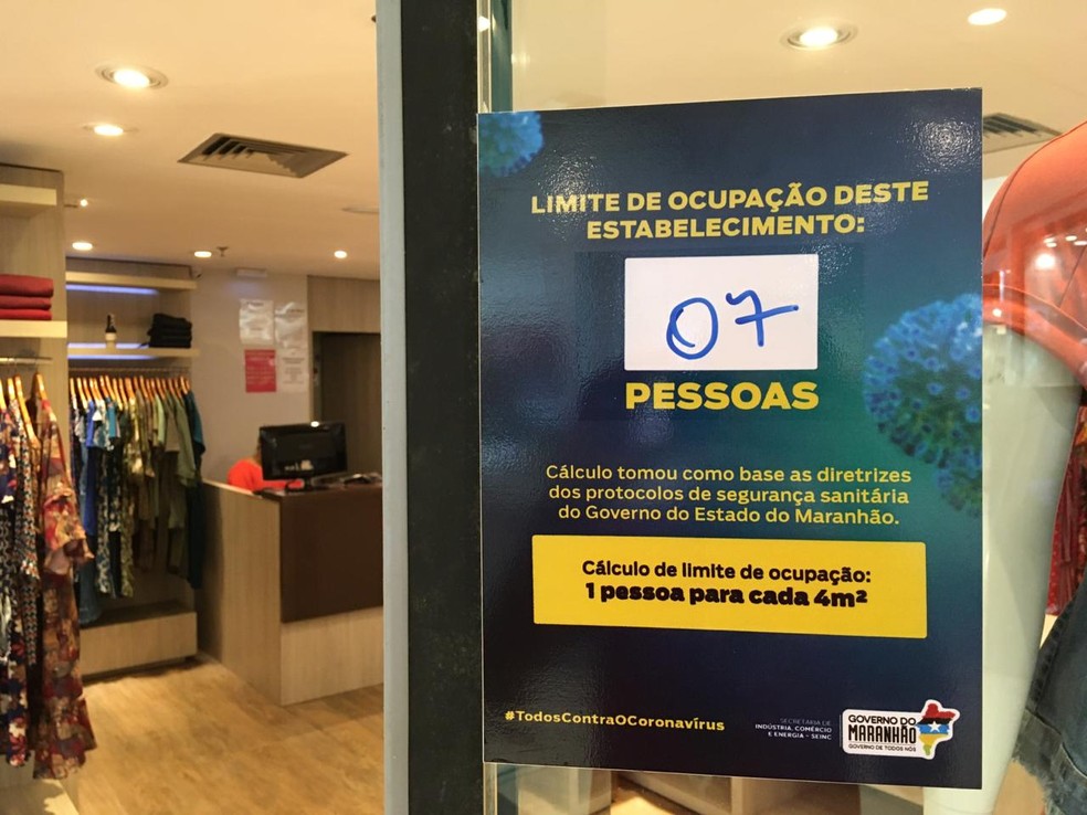 Cartazes indicam o limite de ocupação de pessoas permitido em uma loja no shopping de São Luís (MA) — Foto: Adriano Soares/Grupo Mirante